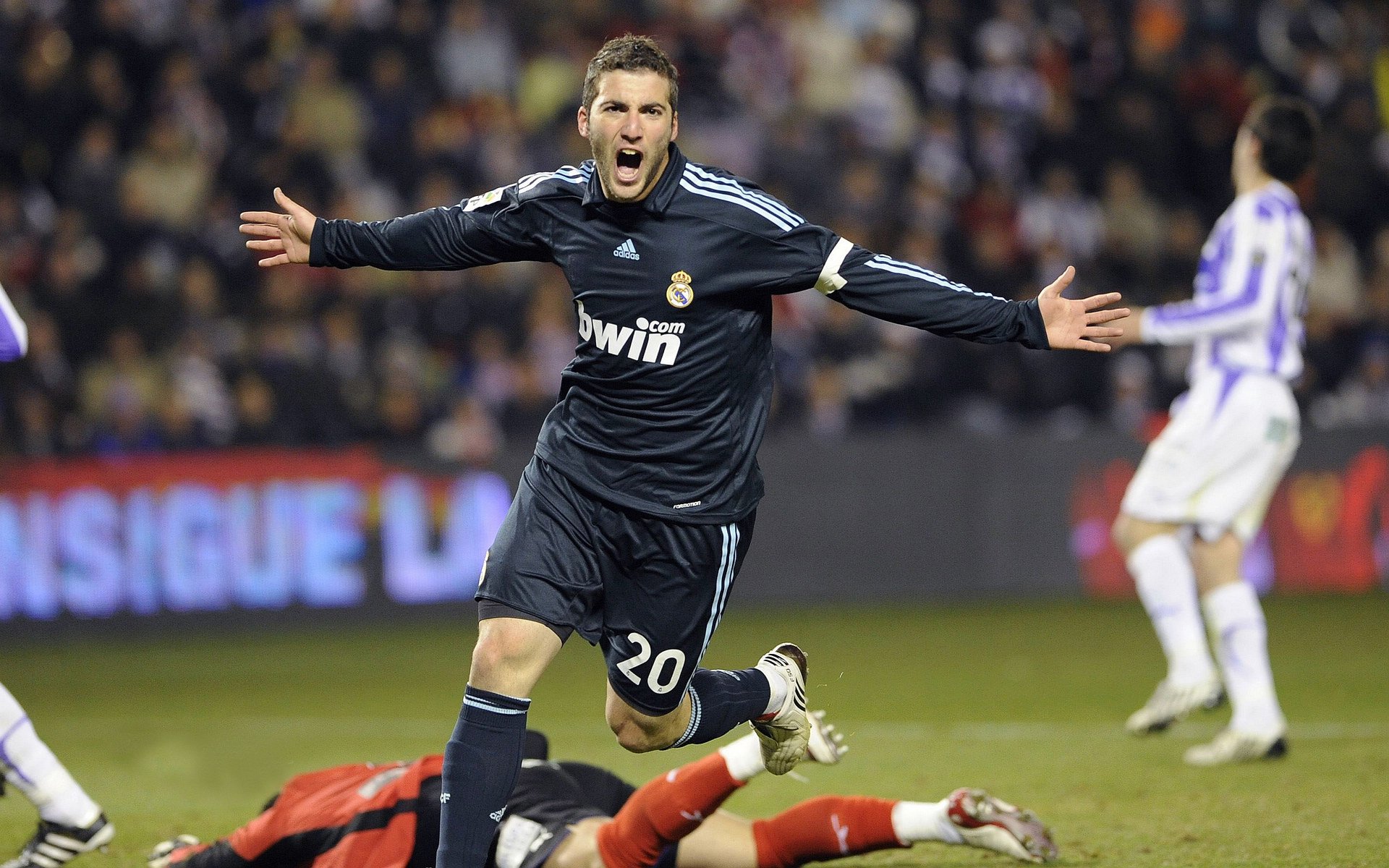 篮下争夺战，钢铁狼蒂伊总能在关键时刻封盖对手！，钢铁狼的爪子怎么叠